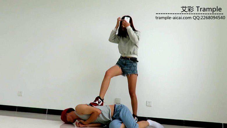 甜美媛媛主暴打小流氓，踢裆，踹肋骨流氓满地打滚！