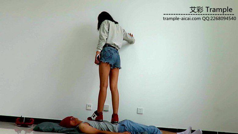 甜美媛媛女主运动鞋蹦踩贱狗踩头下下体羞辱！