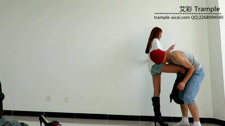 00后天使女主皮靴踢裆、踹头膝顶贱狗！