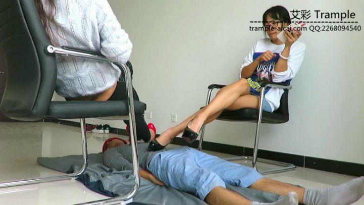 瑶主和闺蜜高跟鞋下的脚垫！