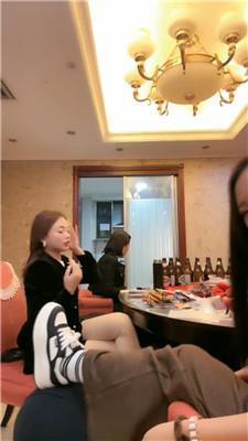 【冷月大大】闺蜜聚会-贱奴桌底伺候【三视角版】 bf51967