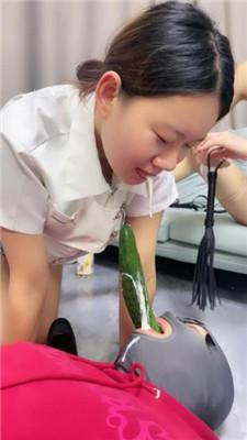 【瑶瑶】情侣奴-奴下奴-舔臭脚/吃丝袜/嘴叼黄瓜/加官窒息