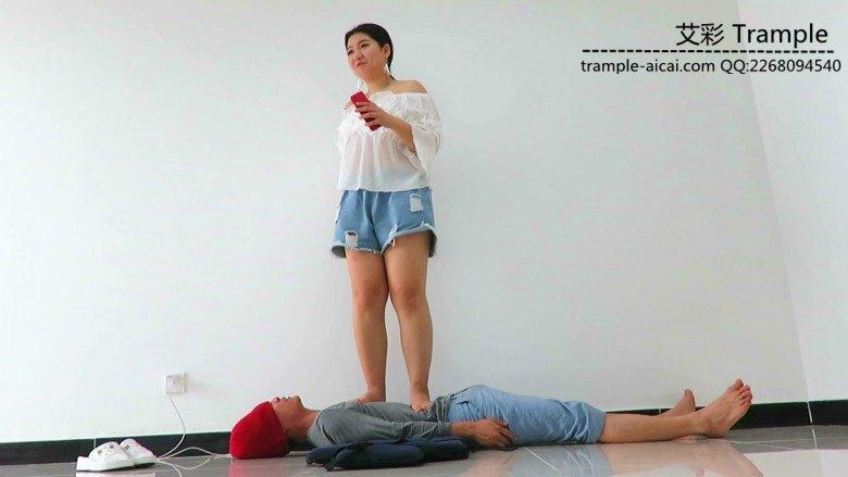 双胖主听音乐在贱狗身上韵律踩踏！