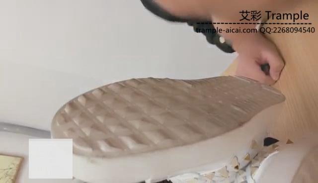 【VIVI】圈养家奴悲催的命运:小白鞋棉袜虐待