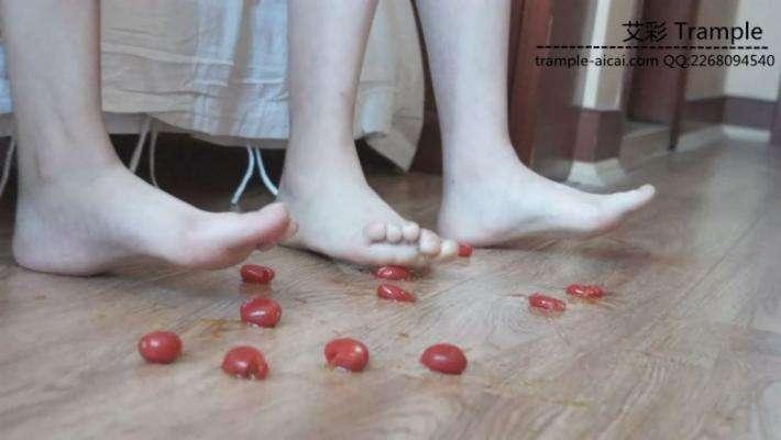 舔两位大一美女学生的原味帆布鞋