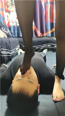 【丝温】跪舔铆钉高跟黑丝/臭脚喂食/骑马转胯踩踏