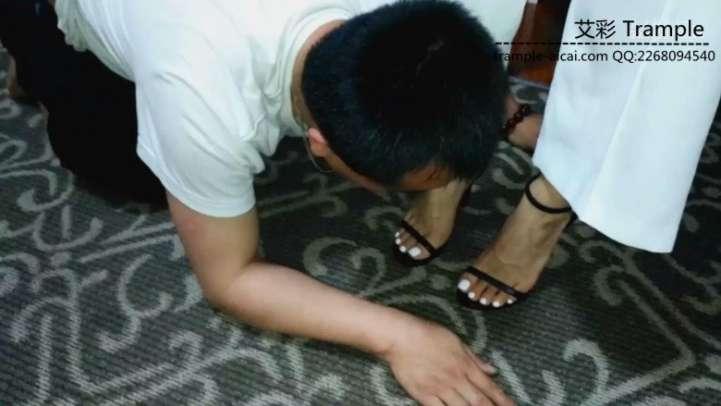 长沙湘香女王强迫奴才学习恋足基本技能 长沙湘香女王强迫奴才学习恋足基本技能