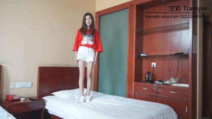 某工商大一两女学生帆布鞋的初次踩踏