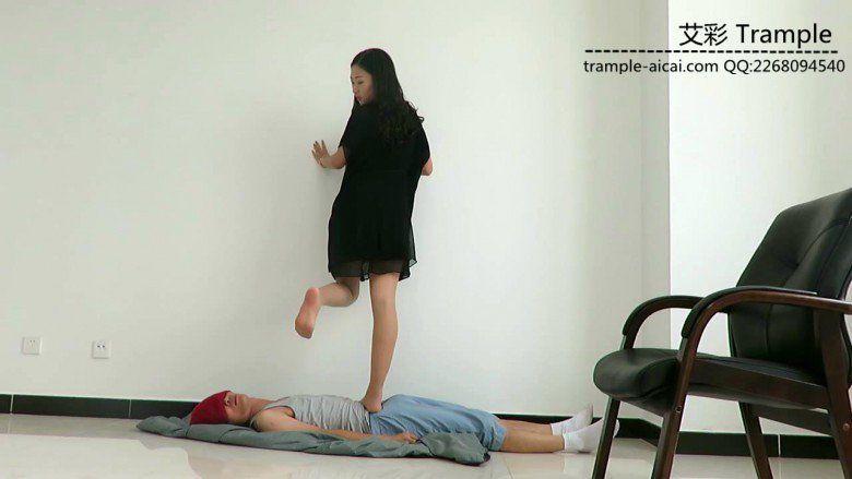 超模天星女主肉丝袜玩弄践踏贱狗头部下体！