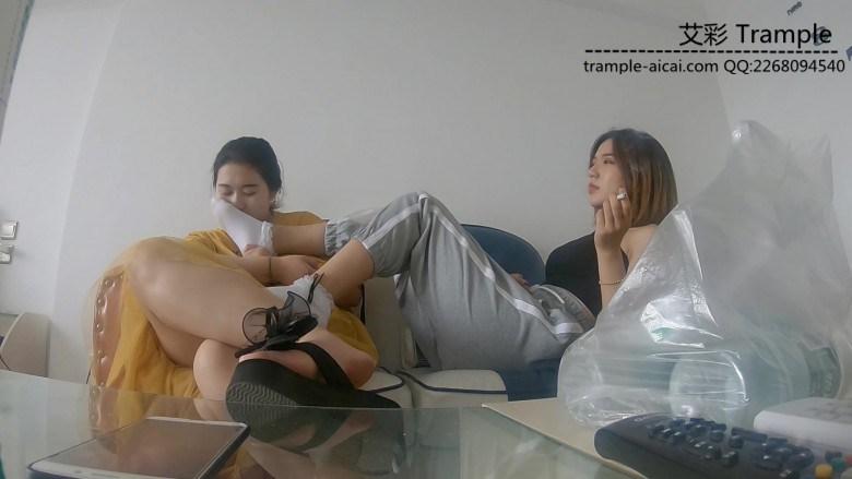 偷拍学姐第五弹 夏天的雪地靴 续