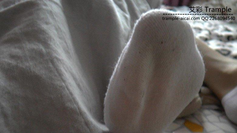 偷舔熟睡学生妹的白袜