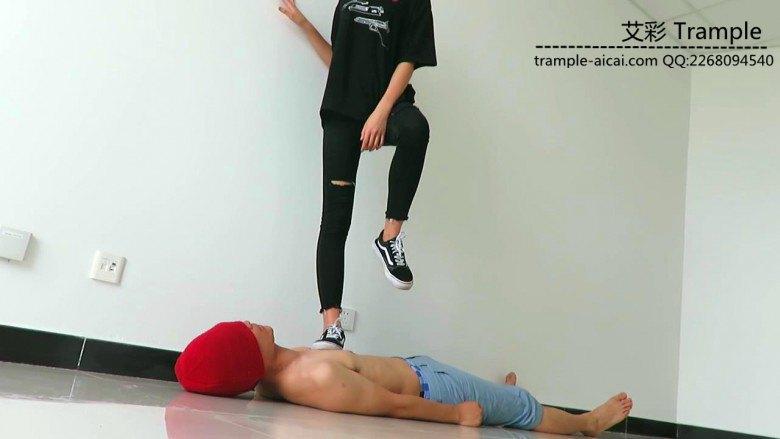 00后天使女主帆布鞋大踏步践踏贱狗！