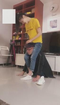 【VIVI】剧情:不良女学生戏弄家教