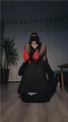 【曦颜】黑丝高跟美腿虐西装奴 bf50054