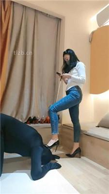 【稚惜】骑脖/藤条鞭打/舔裸足/吃圣水泡面