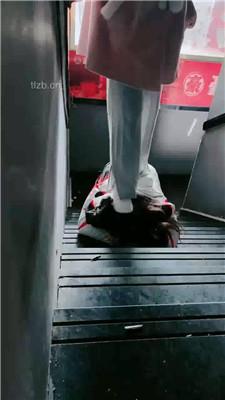 【桃子老师】户外楼梯间-小白鞋白袜虐母畜