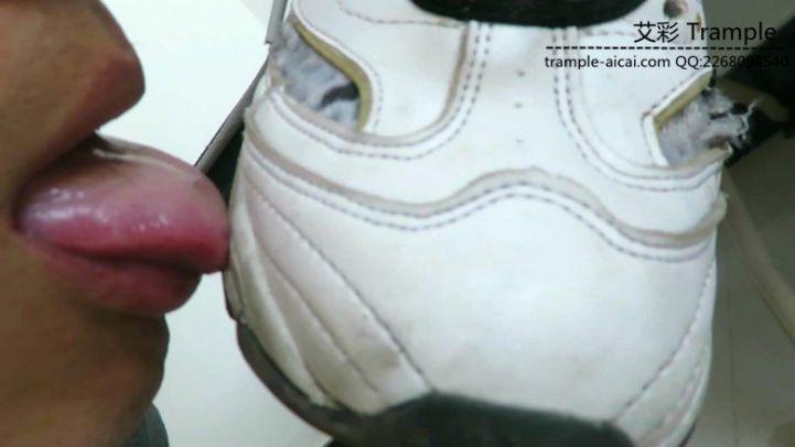 偷舔熟睡中的00后天使女主鞋底闻棉袜！