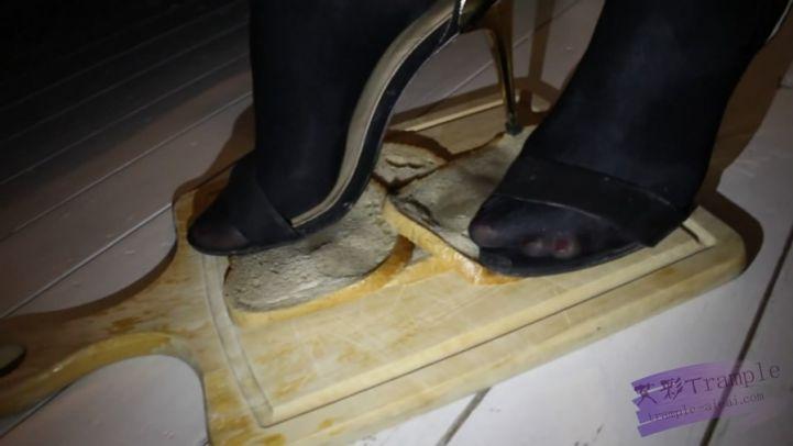 ）性感高跟玉足踩方包，包子混合着脚和鞋底的香气一定问道很好