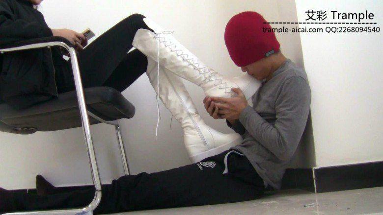 00后天使女主白色长靴打贱狗脸，舔靴底，踩下体各种羞辱！