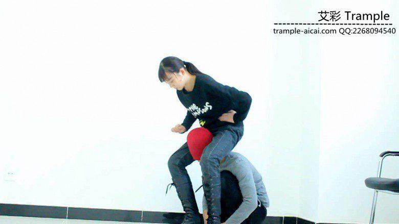 00后天使女主长靴踢踹，扇耳光，堵墙角暴打贱狗！