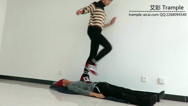 00后女主运动鞋跑踏人体软垫骑乘休息！