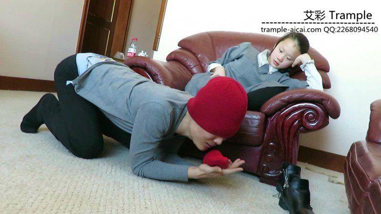 跪舔12侑主棉袜小脚裸足，被女主各种羞辱！