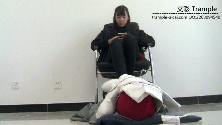 00后天使女主出演舔靴闻靴棉袜踩下体！