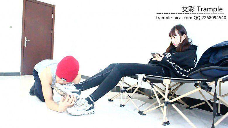 跪舔00后天使女主运动鞋底被运动鞋碾踩下体身体！