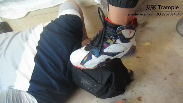 篮球长腿美女aj脏篮球鞋踩踏喂食语言羞辱 篮球长腿美女aj脏篮球鞋踩踏喂食语言羞辱