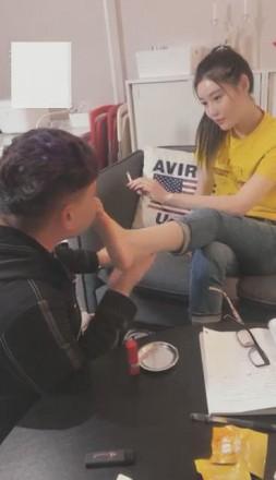 【VIVI】剧情:不良女学生戏弄家教