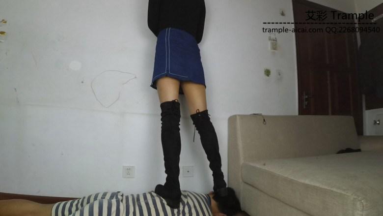 妹子短裙长靴坐脸踩踏