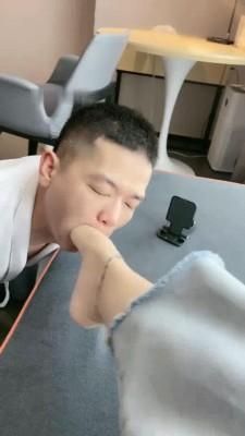 【调教视频】【辣妈】小白鞋碾压-骑马踢裆/舔地上浓痰/腿绞掐脖窒息