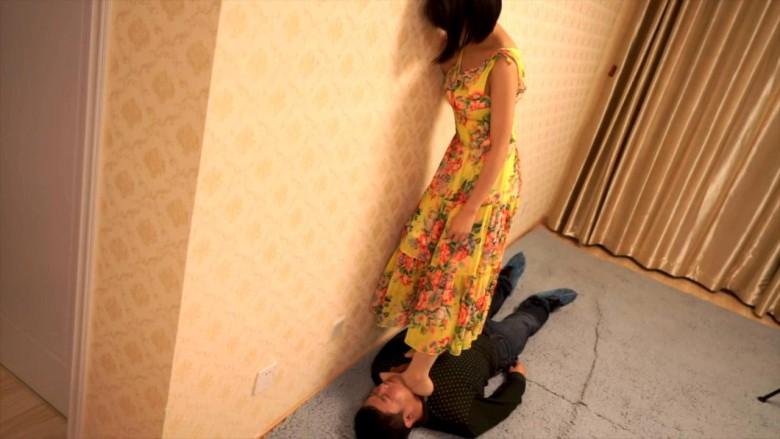 宅七高跟鞋踩脖子窒息