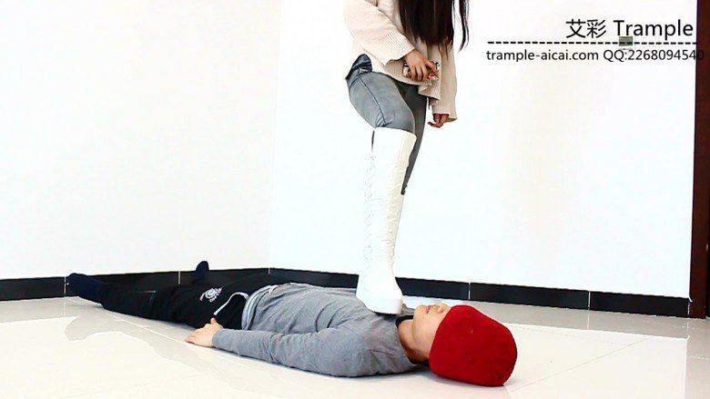 漂亮老师天依女主坐踩重剁羞辱调教贱狗！