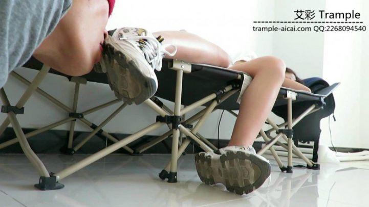 偷舔熟睡中的00后天使女主鞋底闻棉袜！