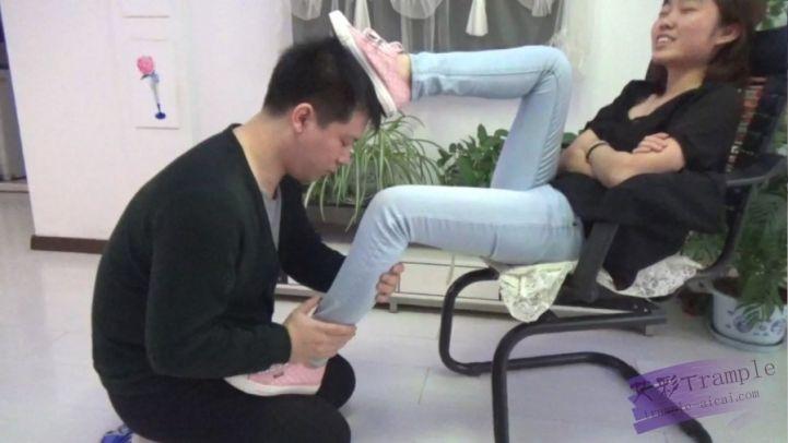 奴隶给主人按摩