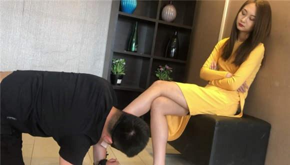 〖碎蛋娇娃〗美女惩罚入室小偷的特殊方式