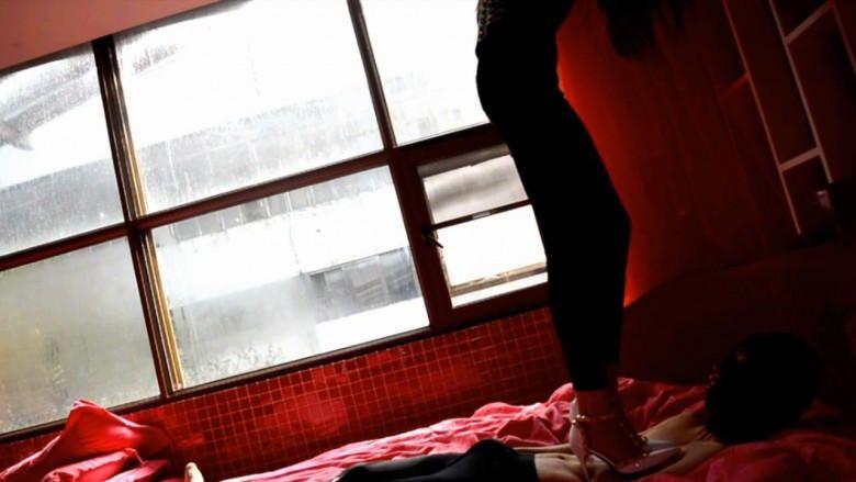 『奴隶岛』—萱萱侧空铆钉细跟踩玩奴隶