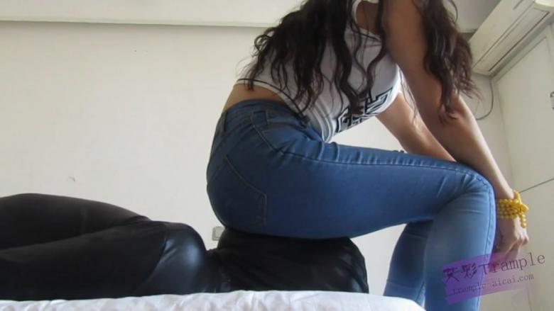 青春冷天使紧身牛仔裤坐脸