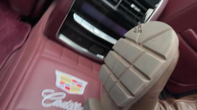 【狗哥】车内调-长靴捂黑丝白袜虐 JS250124-1