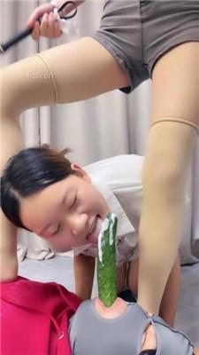 【瑶瑶】情侣奴-奴下奴-舔臭脚/吃丝袜/嘴叼黄瓜/加官窒息