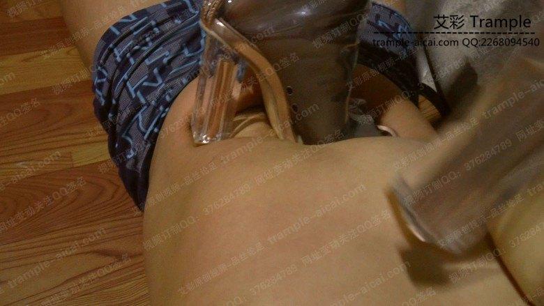 黑丝透明靴子踩死贱奴