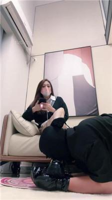 【小软】疯狂羞辱父母-圣水+袜子