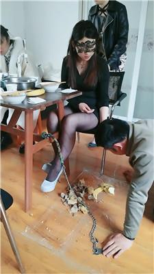 【鸿运双女团】桌底伺候群女王吃饭【双视角版】 JS250331-23