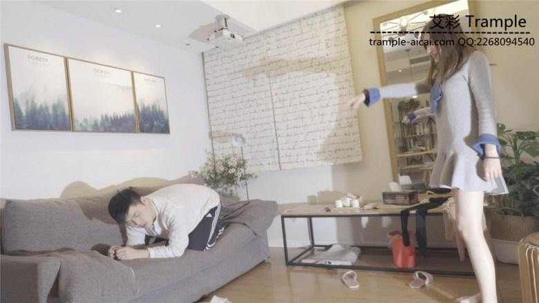 小美女沙发踩头蹬脸