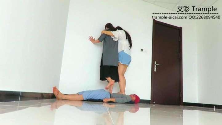 阴阳双胖主300斤+重量级踩踏贱狗身体！