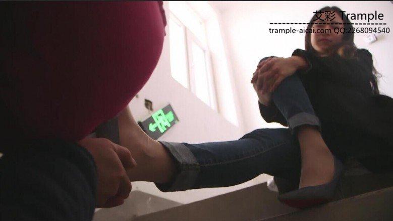 艾丝女王—-室外楼道大胆调教贱狗