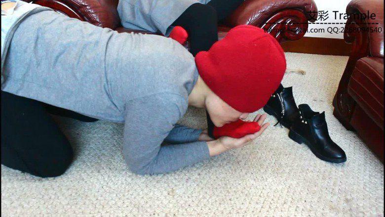 跪舔12侑主棉袜小脚裸足，被女主各种羞辱！