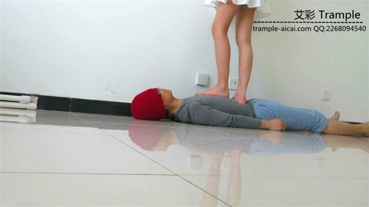 00后天使女主各角度骑乘，坐身舔裸足踩踏！