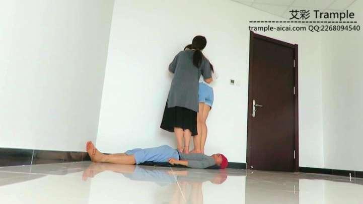 阴阳双胖主300斤+重量级踩踏贱狗身体！